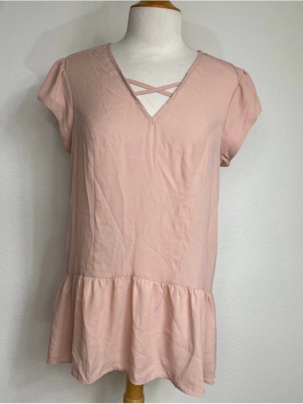 3/$25 DR2 Womens Blush Pink Flowy Short Sleeve Ruffle Blouse Size Medium Coastal